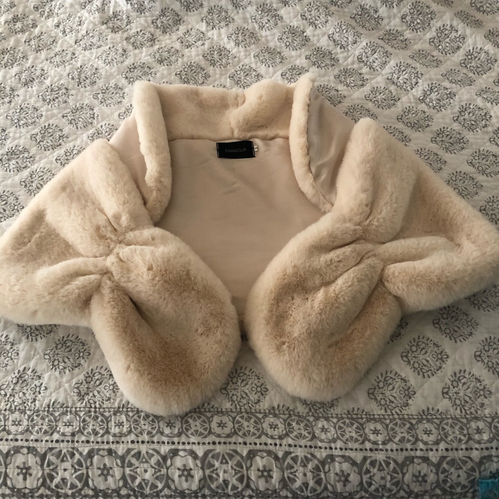 Fur-like crop shawl
